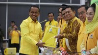 Sebagaimana diketahui, sebelum Bahlil datang menyerahkan berkas, ada Ridwan Hisjam yang lebih dulu mendaftar sebagai bacalon Ketum Golkar. Namun proses verifikasi masih berlangsung.