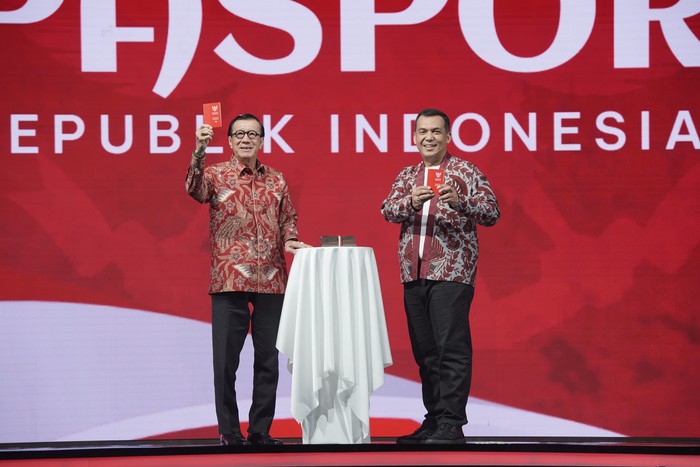 Direktorat Jenderal (Ditjen) Imigrasi menyematkan warna bendera kebangsaan Indonesia, merah putih dalam desain baru paspor Republik Indonesia yang diumumkan bertepatan dengan peringatan Hari Kemerdekaan Ke-79 RI, Sabtu (17/8).
