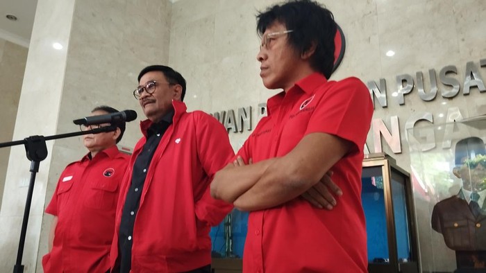 Ketua DPP PDIP, Djarot Saiful Hidayat, dan Wasekjen PDIP, Adian Napitupulu, di kantor DPP PDIP, Menteng, Jakarta Pusat, Senin (19/8/2024).