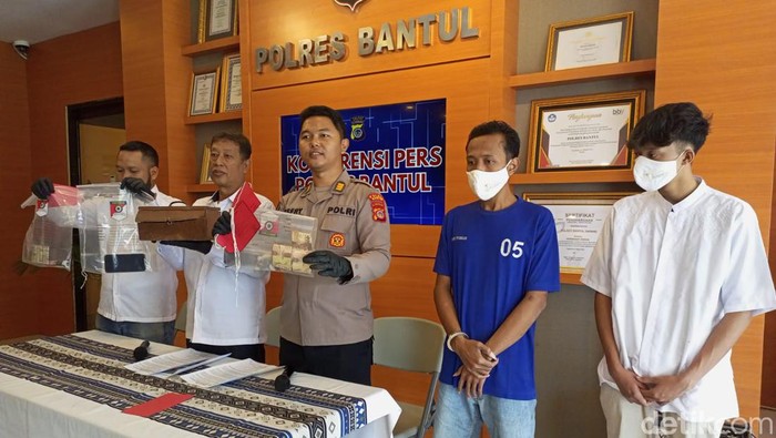Dua pelaku pencurian uang kotak infak, W alias Gogon saat diperlihatkan petugas di Polres Bantul, Senin (19/8/2024).