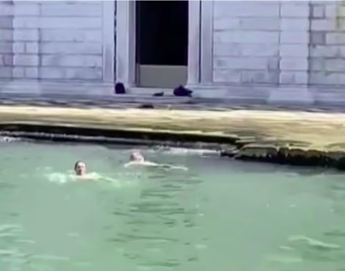 Dua turis buka baju dan lompat ke kanal Venesia