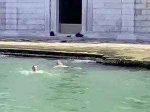 Turis Buka Baju di Pemakaman Venesia, Terancam Blacklist Selamanya