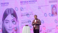Direktur Jenderal Imigrasi Silmy Karim mengatakan desain baru paspor Indonesia tidak hanya berubah dari sampul saja. Namun, kata dia, juga disesuaikan dengan standar dan rekomendasi ICAO, yakni setiap negara harus secara berkala memperbarui teknik dan fitur pengaman paspor.  