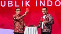 Menkumham Yasonna Laoly dan Direktur Jenderal Imigrasi Kemenkumham Silmy Karim menunjukkan desain baru paspor Indonesia saat peluncuran di Hotel Indonesia Kempinski, Jakarta, Sabtu (17/8/2024). Halaman depan paspor baru ini berwarna merah dengan huruf dan lambang Garuda berwarna putih.