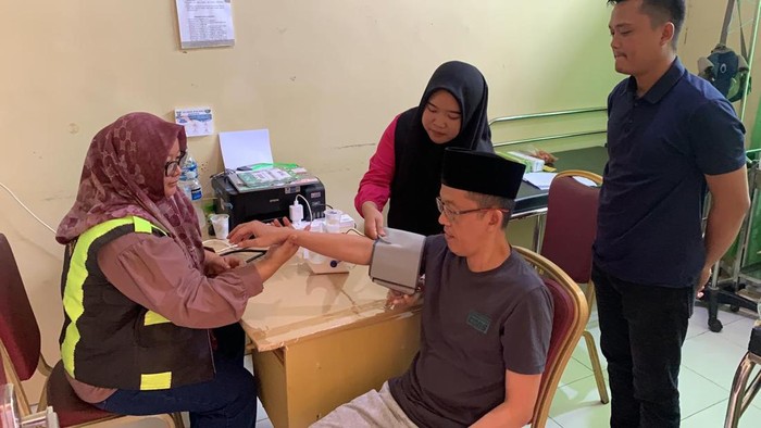 Eks Pj Wali Kota Tanjungpinang Hasan saat menjalani pemeriksaan kesehatan aat akan ditangguhkan penahanan beberapa waktu lalu. (Dok Polres Bintan)