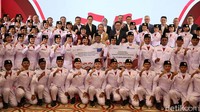 Anggota Paskibraka Pusat 2024 berfoto bersama usai pemberian apresiasi berupa tabungan pendidikan dan asuransi jiwa.