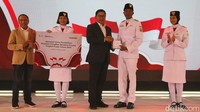 Wakil Komisaris Utama Bank Mandiri Zainudin Amali bersama Direktur Utama Bank Mandiri Darmawan Junaidi memberikan secara simbolis tabungan pendidikan sebagai apresiasi kepada perwakilan Anggota Paskibraka Pusat 2024 di Plaza Mandiri, Jakarta, Senin (19/8) malam.