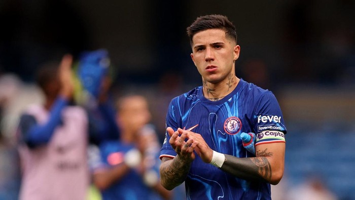 Soccer Football - Premier League - Chelsea v Manchester City - Stamford Bridge, London, Britain - August 18, 2024 Chelseas Enzo Fernandez applauds their fans after the match REUTERS/David Klein EDITORIAL USE ONLY. NO USE WITH UNAUTHORIZED AUDIO, VIDEO, DATA, FIXTURE LISTS, CLUB/LEAGUE LOGOS OR LIVE SERVICES. ONLINE IN-MATCH USE LIMITED TO 120 IMAGES, NO VIDEO EMULATION. NO USE IN BETTING, GAMES OR SINGLE CLUB/LEAGUE/PLAYER PUBLICATIONS. PLEASE CONTACT YOUR ACCOUNT REPRESENTATIVE FOR FURTHER DETAILS..