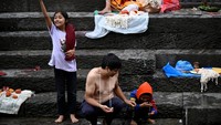 Janai hanya boleh dikenakan oleh laki-laki yang telah melakukan upacara keagamaan yang dikenal sebagai Bratabandhan. Bratabandhan adalah upacara Hindu yang dilakukan sebagai representasi simbolis, bahwa anak laki-laki itu telah dewasa dan siap untuk mengikuti aturan agama dengan setia.