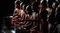 Umat Hindu menjalani ritual mandi untuk menandai festival Janai Purnima (Festival Benang Suci) di Kuil Pashupatinath di Kathmandu, Nepal, Senin (19/8/2024).