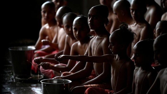 Festival Janai Purnima, Ritual Sakral dan Penting di Nepal Festival Janai Purnima jatuh pada bulan purnama Shrawan atau bulan Bhadra sesuai dengan kalender Nepal. Festival ini dilakukan oleh penduduk Nepal yang memeluk agama Hindu.
