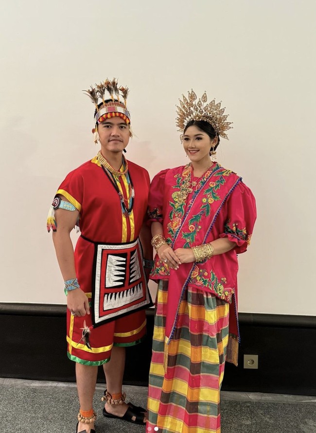 Pada peringatan HUT ke-79 Republik Indonesia di Ibu Kota Nusantara (IKN) yang digelar pada Sabtu (17/8/2024), Kaesang Pangarep dan Erina Gudono tampil mengenakan pakaian adat yang mencerminkan kekayaan budaya Indonesia. Meski berbeda asal daerah, keduanya menunjukkan keserasian lewat busana adat bernuansa merah. Foto: dok. Instagram @erinagudono