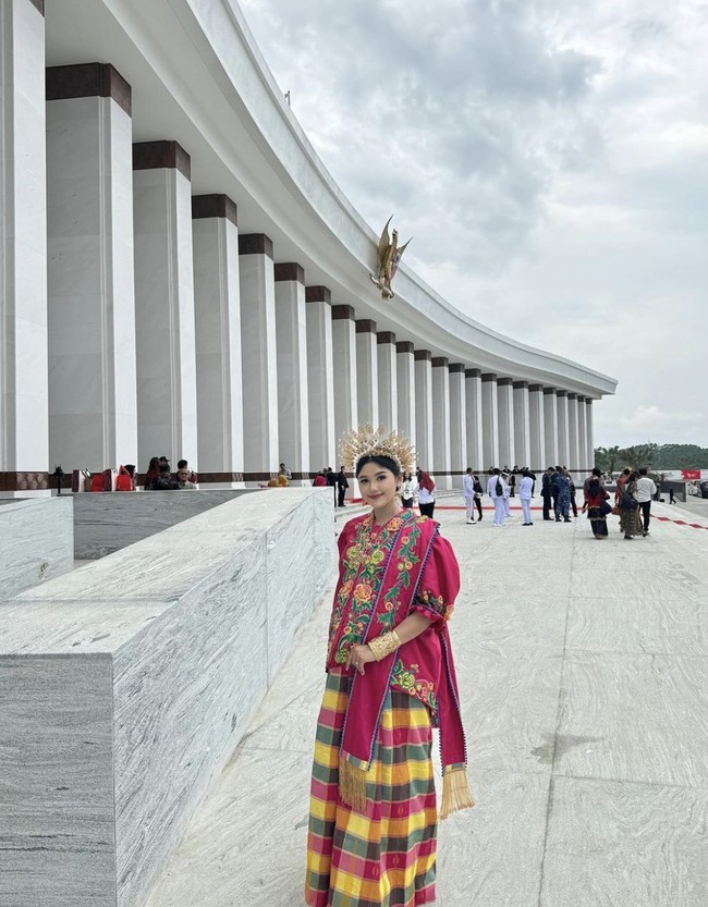 Pakaian Bodo yang ia kenakan dihiasi dengan motif bunga dan daun, yang mempercantik penampilan wanita yang saat ini tengah hamil itu.  Foto: dok. Instagram @erinagudono