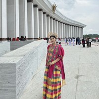 Pakaian Bodo yang ia kenakan dihiasi dengan motif bunga dan daun, yang mempercantik penampilan wanita yang saat ini tengah hamil itu.  Foto: dok. Instagram @erinagudono