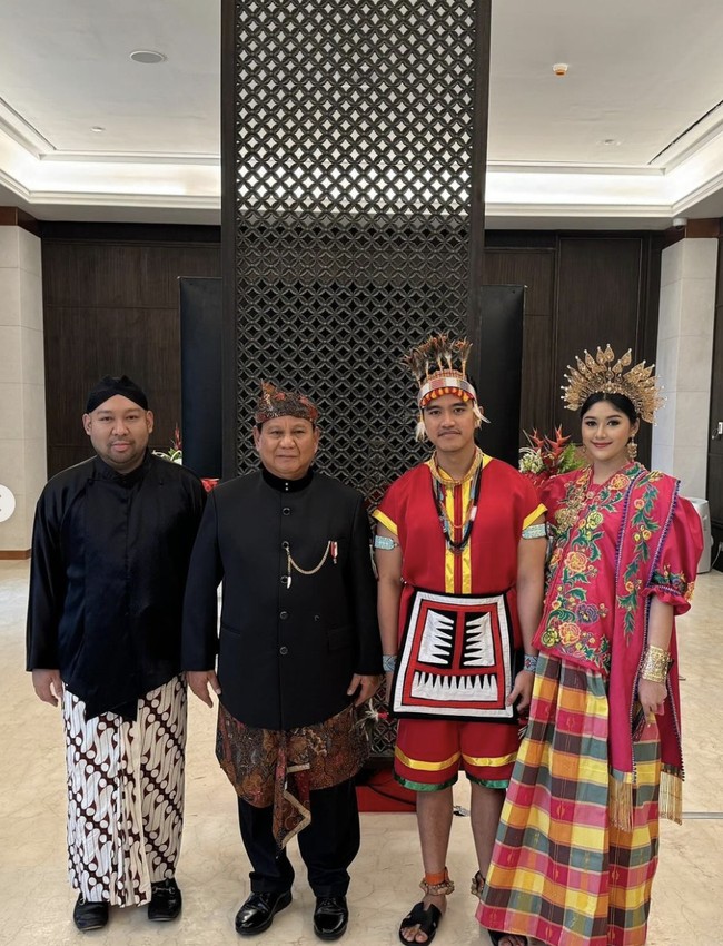 Aksesoris tambahan berupa kalung tali yang dikenakan Kaesang semakin menambah kesan etnik dan menonjolkan kekayaan budaya Mentawai.  Foto: dok. Instagram @erinagudono