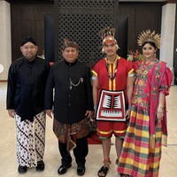 Aksesoris tambahan berupa kalung tali yang dikenakan Kaesang semakin menambah kesan etnik dan menonjolkan kekayaan budaya Mentawai.  Foto: dok. Instagram @erinagudono