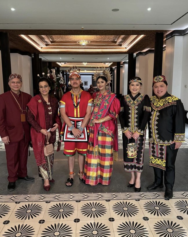 Erina melengkapi penampilannya dengan aksesoris khas Bugis, seperti Saloko Pinang Goyang, sebuah aksesoris kepala yang menyerupai mahkota, serta anting dan gelang tabung yang dikenal dengan nama ponto. “Memakai Baju Adat Mentawai Sumatra Barat dan Bugis Makassar pada Upacara Peringatan Kemerdekaan Indonesia 🇲🇨” keterangan fotonya. Foto: dok. Instagram @erinagudono