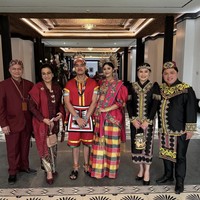 Erina melengkapi penampilannya dengan aksesoris khas Bugis, seperti Saloko Pinang Goyang, sebuah aksesoris kepala yang menyerupai mahkota, serta anting dan gelang tabung yang dikenal dengan nama ponto. “Memakai Baju Adat Mentawai Sumatra Barat dan Bugis Makassar pada Upacara Peringatan Kemerdekaan Indonesia 🇲🇨” keterangan fotonya. Foto: dok. Instagram @erinagudono