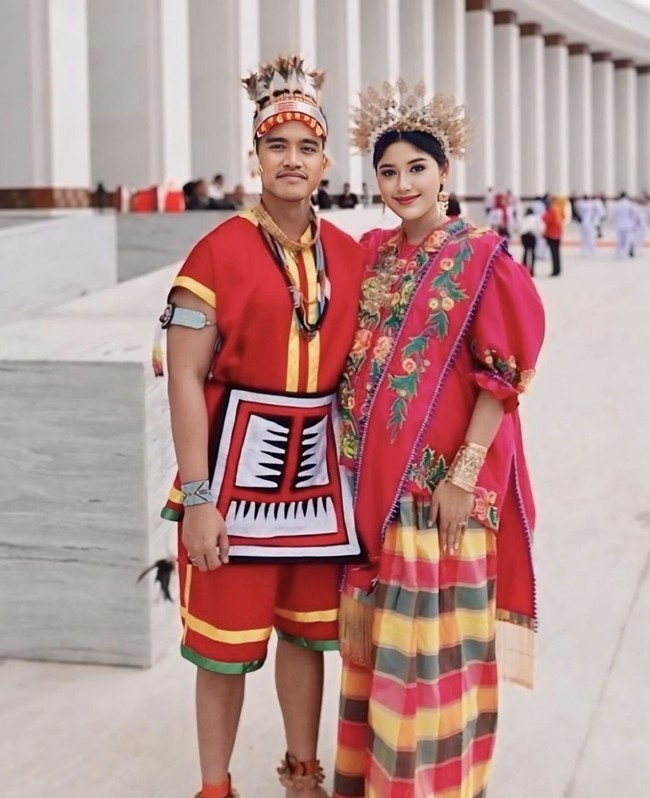 Pada peringatan HUT ke-79 Republik Indonesia di Ibu Kota Nusantara (IKN) yang digelar pada Sabtu (17/8/2024), Erina Gudono tampil anggun dengan pakaian adat Bodo, yang berasal dari suku Bugis, Makassar, Sulawesi Selatan. (Foto: dok. Instagram @erinagudono)