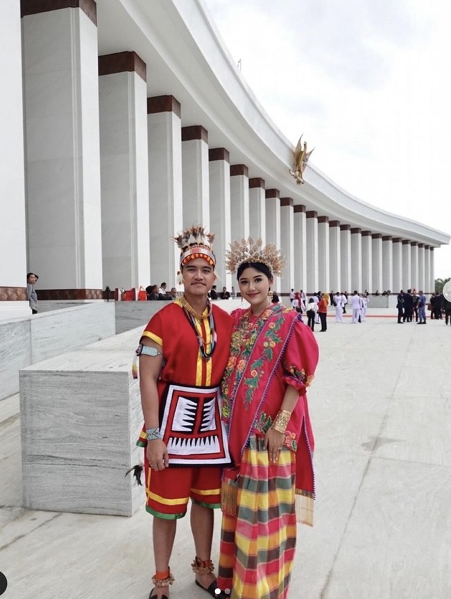 Pada peringatan HUT ke-79 Republik Indonesia di Ibu Kota Nusantara (IKN) yang digelar pada Sabtu (17/8/2024), Kaesang Pangarep dan Erina Gudono tampil mengenakan pakaian adat yang mencerminkan kekayaan budaya Indonesia. Meski berbeda asal daerah, keduanya menunjukkan keserasian lewat busana adat bernuansa merah. Foto: dok. Instagram @erinagudono