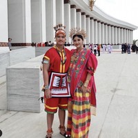 Pada peringatan HUT ke-79 Republik Indonesia di Ibu Kota Nusantara (IKN) yang digelar pada Sabtu (17/8/2024), Kaesang Pangarep dan Erina Gudono tampil mengenakan pakaian adat yang mencerminkan kekayaan budaya Indonesia. Meski berbeda asal daerah, keduanya menunjukkan keserasian lewat busana adat bernuansa merah. Foto: dok. Instagram @erinagudono