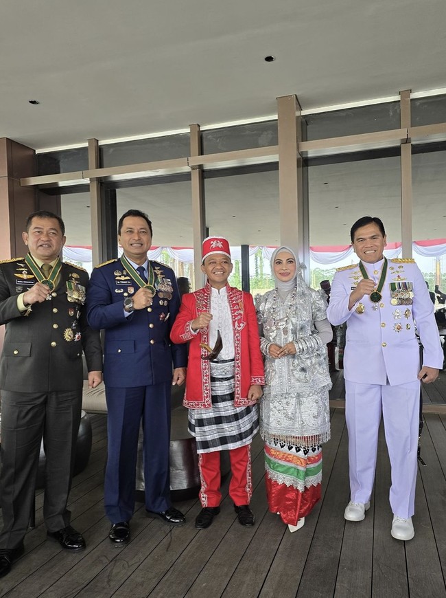 Bahlil Lahadalia, mantan Menteri Investasi/ Kepala Badan Koordinasi Penanaman Modal (BKPM) Republik Indonesia yang baru saja dilantik sebagai Menteri Energi dan Sumber Daya Mineral (ESDM) memakai baju adat Buton, Sulawesi Tenggara. Warna merah-putih senada dengan momen istimewa tersebut. (Foto: Instagram/@bahlillahadalia )