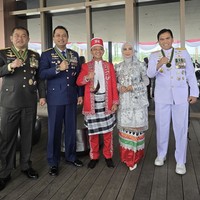 Bahlil Lahadalia, mantan Menteri Investasi/ Kepala Badan Koordinasi Penanaman Modal (BKPM) Republik Indonesia yang baru saja dilantik sebagai Menteri Energi dan Sumber Daya Mineral (ESDM) memakai baju adat Buton, Sulawesi Tenggara. Warna merah-putih senada dengan momen istimewa tersebut. (Foto: Instagram/@bahlillahadalia )