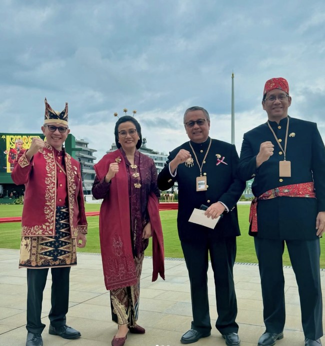 Ketua Dewan Komisioner Otoritas Jasa Keuangan (OJK) Mahendra Siregar juga menghadiri upacara di IKN. Ia pun berbusana tradisional dalam nuansa merah-putih. (Foto: Instagram/@smindrawati)