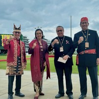 Ketua Dewan Komisioner Otoritas Jasa Keuangan (OJK) Mahendra Siregar juga menghadiri upacara di IKN. Ia pun berbusana tradisional dalam nuansa merah-putih. (Foto: Instagram/@smindrawati)