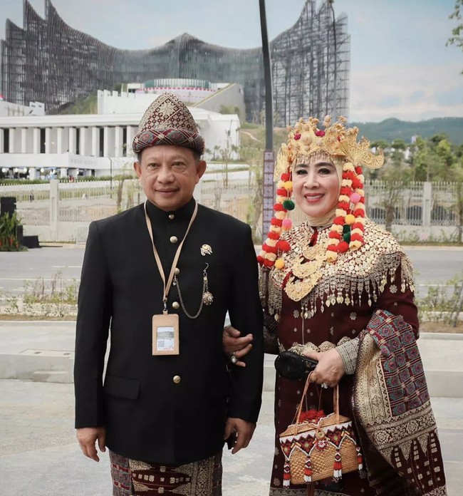 Menteri Dalam Negeri Tito Karnavian dan istri mewakili budaya Sumatera. Kali ini saya didampingi bersama Ibu Tri Tito Karnavian mengenakan pakaian adat Palembang, Sumatera Selatan. Pakaian adat yang bernuansa hitam dan merah marun dengan ornamen emas, tulisnya di Instagram. (Foto: Instagram/@titokarnavian)