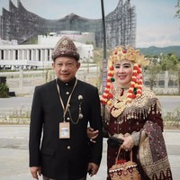 Menteri Dalam Negeri Tito Karnavian dan istri mewakili budaya Sumatera. Kali ini saya didampingi bersama Ibu Tri Tito Karnavian mengenakan pakaian adat Palembang, Sumatera Selatan. Pakaian adat yang bernuansa hitam dan merah marun dengan ornamen emas, tulisnya di Instagram. (Foto: Instagram/@titokarnavian)