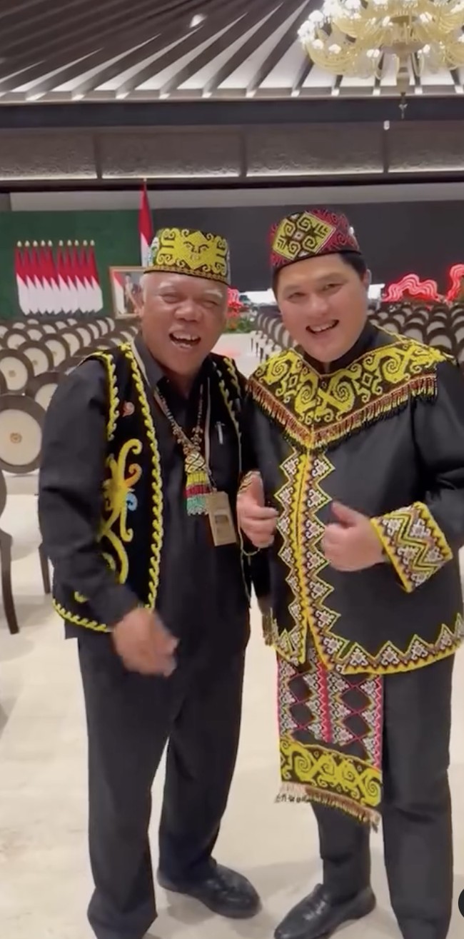 Kompak dengan Erick, Menteri Pekerjaan Umum dan Perumahan Rakyat (PUPR) Basuki Hadimuljono juga memakai pakaian bertema Dayak. Ia memadukan kemeja dan celana serba hitamnya dengan vest bermotif khas Kutai. (Foto: Instagram)