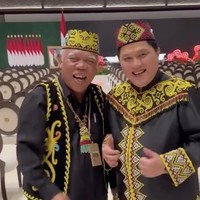 Kompak dengan Erick, Menteri Pekerjaan Umum dan Perumahan Rakyat (PUPR) Basuki Hadimuljono juga memakai pakaian bertema Dayak. Ia memadukan kemeja dan celana serba hitamnya dengan vest bermotif khas Kutai. (Foto: Instagram)