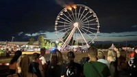 Asap mengepul dari bianglala yang terbakar di Festival Highfield di Grosspoesna, Jerman, Sabtu (17/8/2024). (Picture Alliance/DPA/AP)  