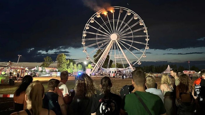Geger Bianglala di Festival Musik Jerman Terbakar, 23 Orang Terluka Asap mengepul dari bianglala yang terbakar di Festival Highfield di Grosspoesna, Jerman, Sabtu (17/8/2024).