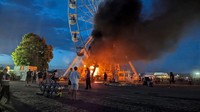 Setidaknya 23 orang terluka ketika dua gondola bianglala terbakar di sebuah festival musik. (Picture Alliance/DPA/AP)  