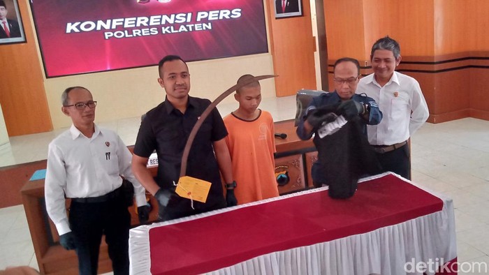 Polres Klaten mengamankan anggota geng KWB beserta senjata tajam.