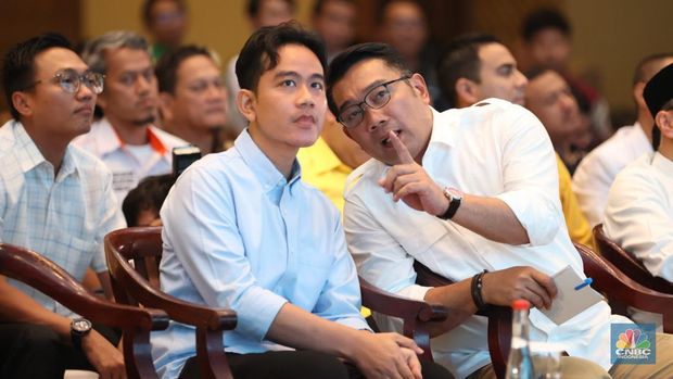 Gibran Rakabuming Raka (kiri) dan Ridwan Kamil (kanan) di Golden Ballroom, Hotel Sultan, Jakarta, Senin (19/8/2024). (CNBC Indonesia/Tri Susilo)