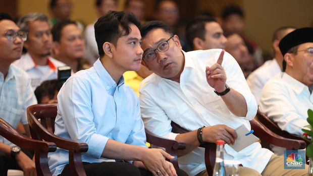 Gibran Rakabuming Raka (kiri) dan Ridwan Kamil (kanan) di Golden Ballroom, Hotel Sultan, Jakarta, Senin (19/8/2024). (CNBC Indonesia/Tri Susilo)
