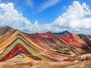 5 Alasan Gunung Pelangi di Peru Sempat Haram Didaki Turis