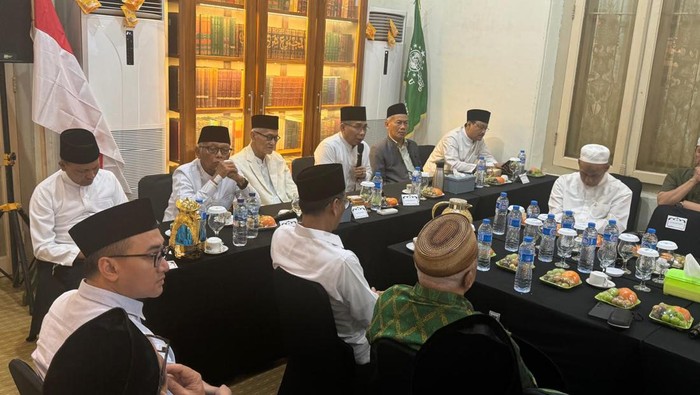 Gus Yahya bertemu dengan puluhan kiai yang berasal dari berbagai daerah Indonesia di Kantor PCNU Surabaya