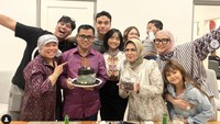 Tahun 2023 Haji Faisal dapat kejutan ulang tahun yang menggembirakan. Ia diberi cake cokelat lengkap dengan lilin dan ucapan Happy Birthday. Foto: Instagram opah_faisal