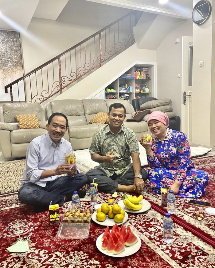 Haji Faisal Kompak Makan Bareng Keluarga, Ini Momen Manisnya Haji Faisal Kompak Makan Bareng Keluarga, Ini Momen Manisnya