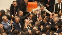 Ketua parlemen Turki menegaskan bahwa dua anggota parlemen yang menjadi pemicu baku hantam itu akan dijatuhi sanksi. 