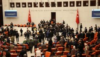 Kekacauan di dalam parlemen terjadi setelah salah satu anggota Partai Keadilan dan Pembangunan (AKP) yang berkuasa, Alpay Ozalan, menyerang seorang anggota Partai Pekerja Turki (TIP), Ahmet Sik, yang mengutuk perlakuan pemerintah terhadap Atalay. 