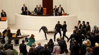 Para anggota parlemen akhirnya kembali ke ruang sidang dan melakukan pemungutan suara, yang hasilnya menolak langkah kubu oposisi untuk mengembalikan mandat parlemen bagi Can Atalay, seorang anggota parlemen dari oposisi yang berprofesi sebagai pengacara dan aktivis HAM. Atalay memenangkan kursi parlemennya dalam pemilu tahun lalu setelah berkampanye dari balik jeruji besi tempat dia ditahan. Dia merupakan salah satu dari tujuh terdakwa yang divonis hingga 18 tahun penjara tahun 2022 lalu dalam sidang kontroversial.