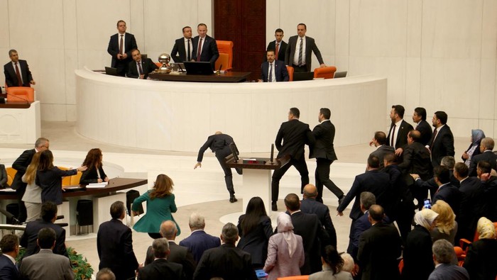 Heboh Anggota Parlemen Turki Baku Hantam Turkey's ruling AK Party (AKP) lawmakers and opposition lawmakers scuffle during an extraordinary meeting of the Turkish parliament to discuss jailed opposition lawmaker Can Atalay's return to the assembly, in Ankara, Turkey August 16, 2024. REUTERS/Cagla Gurdogan