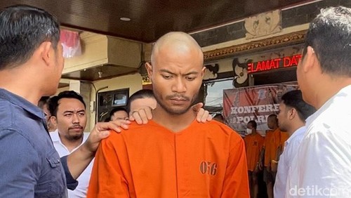 I Komang Arya Pangestu alias Mang Yo, pelaku penembakan rumah anggota DPRD Badung, I Nyoman Artawa, di Desa Carangsari, Kecamatan Petang, dihadirkan saat konferensi pers di Polres Badung, Senin (19/8/2024). (Ida Bagus Putu Mahendra/detikBali)