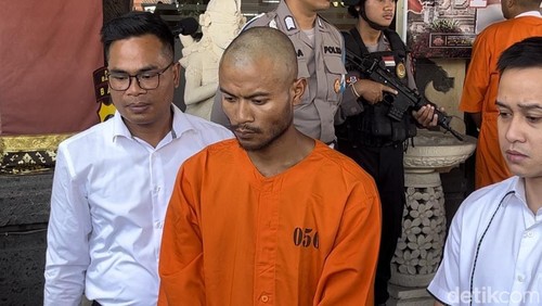 I Komang Arya Pangestu alias Mang Yo saat dihadirkan dalam jumpa pers di Mapolres Badung, Senin (19/8/2024). (Foto: Ida Bagus Putu Mahendra/detikBali)