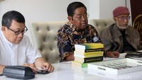 Sebelumnya, Bahlil Lahadalia mengonfirmasi bahwa dirinya akan mendaftar sebagai calon ketua umum Partai Golkar dan akan mendaftarkan diri pada malam ini.   